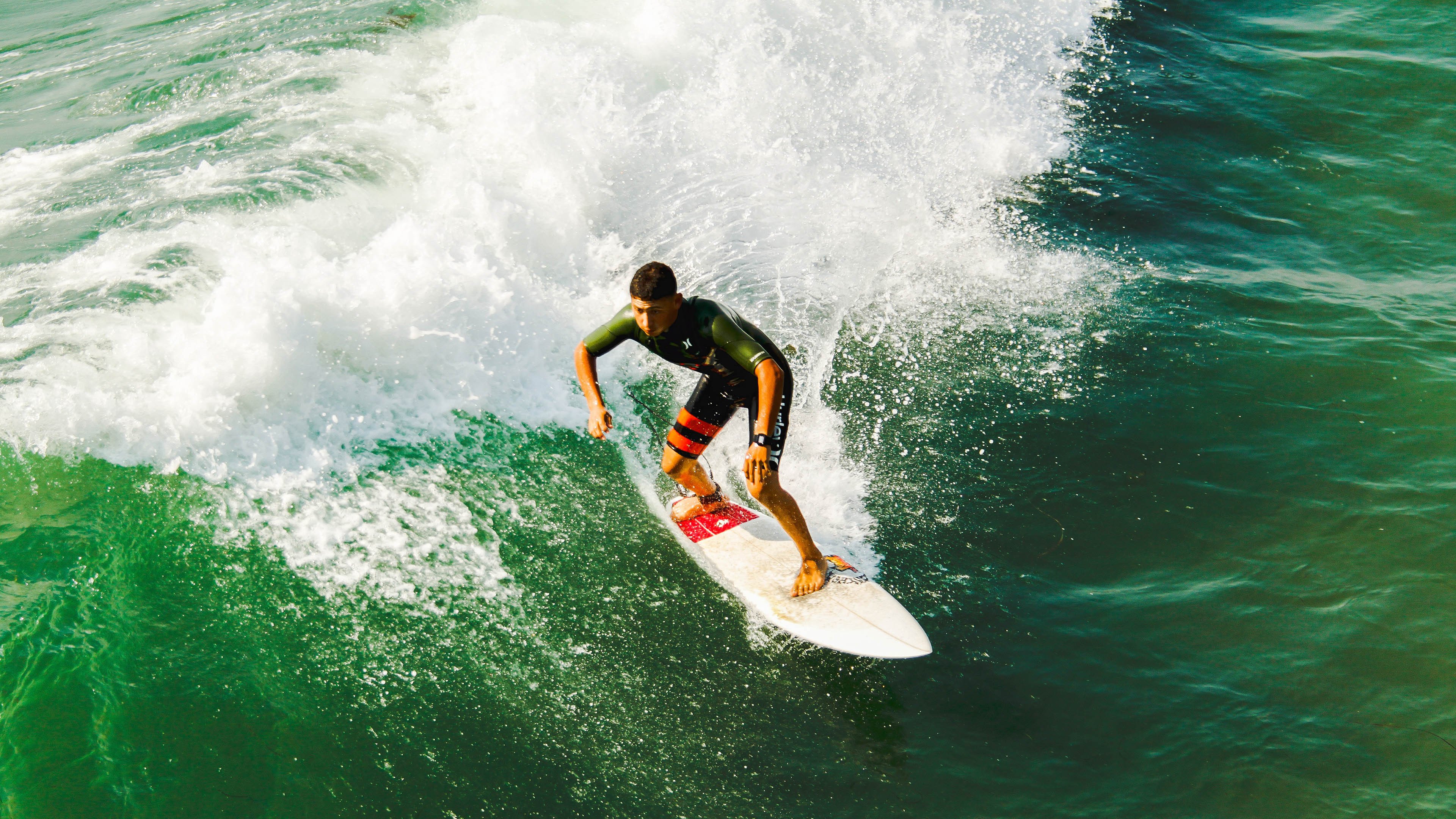 开云APP-大型海滩冲浪比赛，浪花中的青春激情，冲浪比赛项目